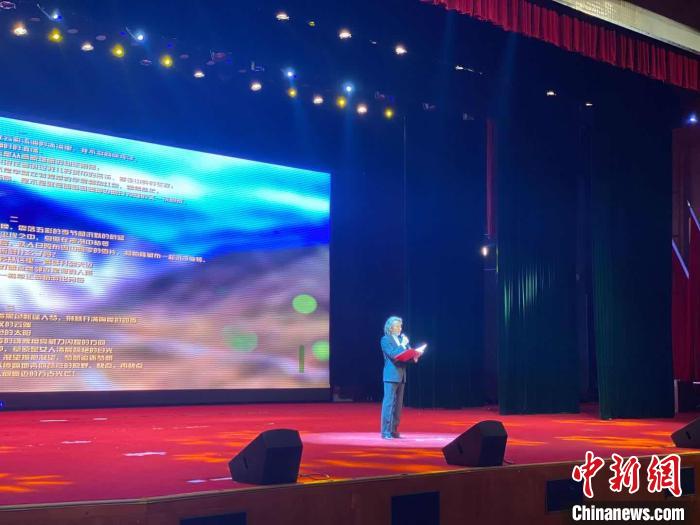 圖為詩歌詠誦會(huì)現(xiàn)場。　央宗 攝