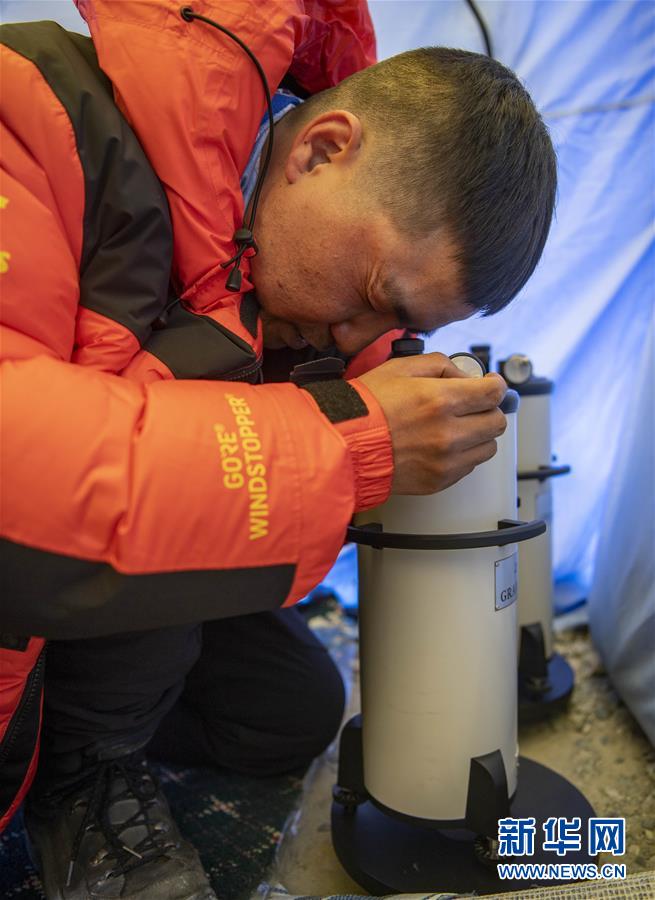 （新華全媒頭條·圖文互動）（9）往更高處長、往長春北京方向移動——來自海拔8848.86米的報告