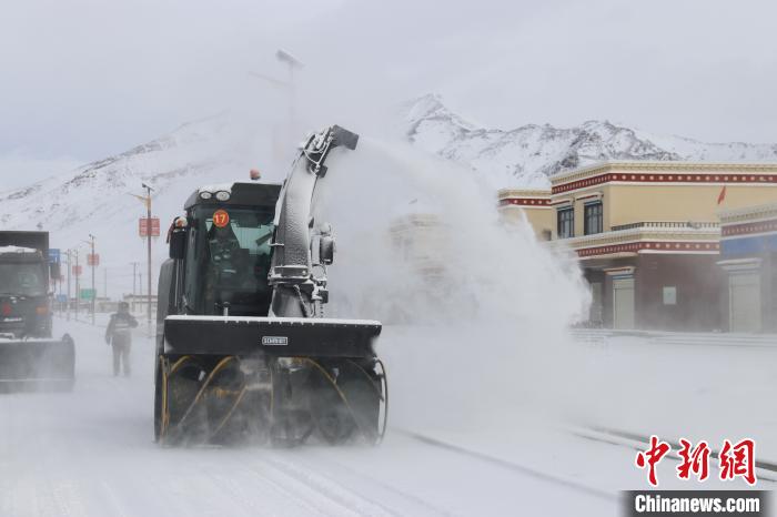 圖為該支隊(duì)官兵正在清理路面積雪?！《崦刺?攝