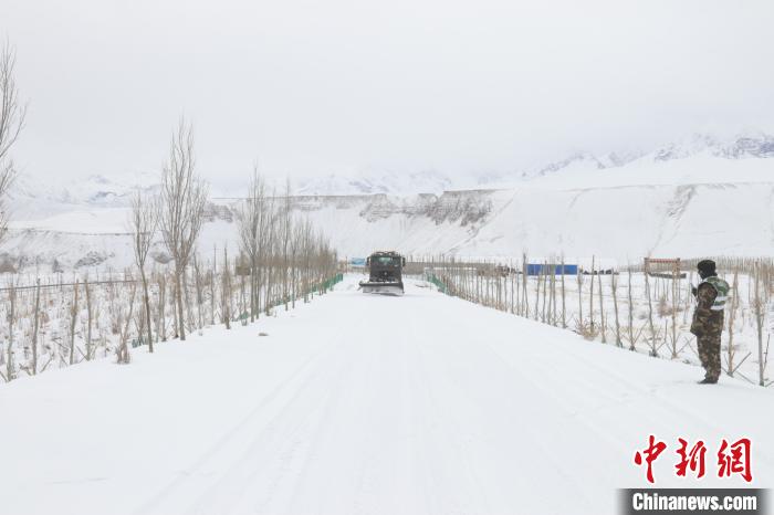 圖為救援官兵正在緊急清理路面積雪。　董尼么太 攝