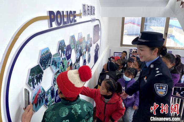 山南邊境管理支隊(duì)勒布邊境派出所舉行警營(yíng)開(kāi)放日活動(dòng)，邀請(qǐng)駐地民眾進(jìn)警營(yíng)，了解民警工作生活?！∏f冀 攝