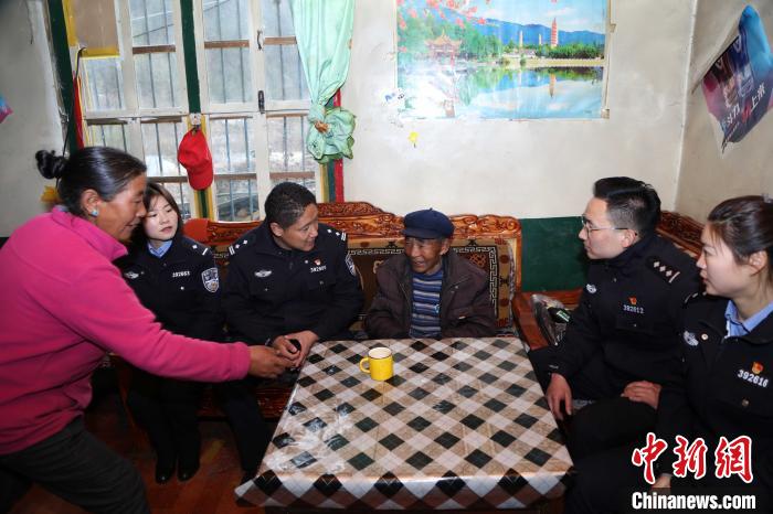 亞?wèn)|出入境邊防檢查站民警走訪(fǎng)慰問(wèn)轄區(qū)困難群眾?！堄陱?qiáng) 攝