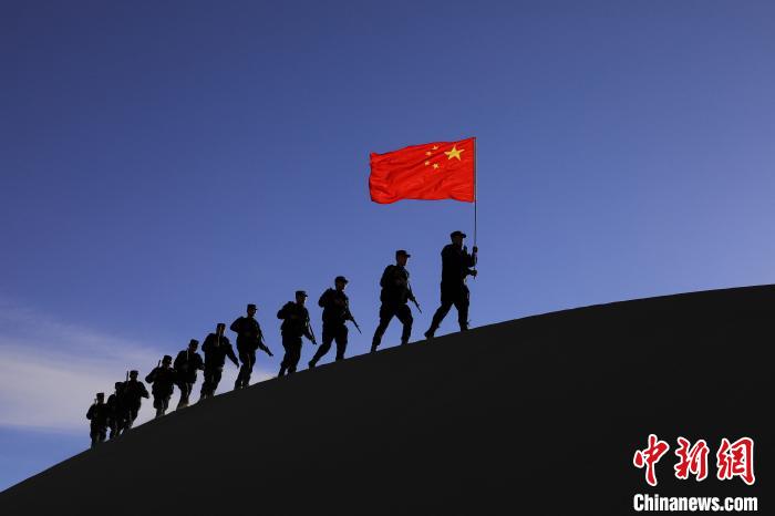 日喀則邊境管理支隊(duì)幾腳橋邊境檢查站民警在轄區(qū)開(kāi)展巡邏工作。　龍小鳳 攝