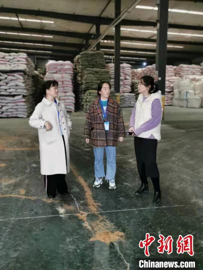 圖為次仁措姆(中)正在開展街道工作。<a target='_blank' ><p  align=