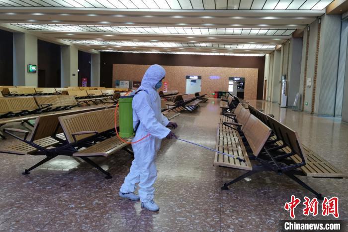 圖為拉薩車站工作人員在候車室進(jìn)行消毒?！±詈Ｐ?攝