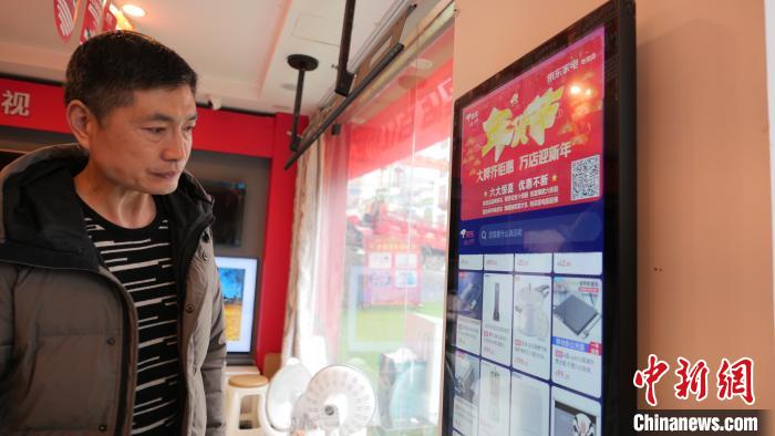 圖為店內(nèi)放置的可在線選購商品的觸摸電子展示屏?！≈x牧 攝
