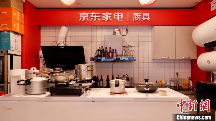 圖為店內(nèi)部分商品展示?！≈x牧 攝
