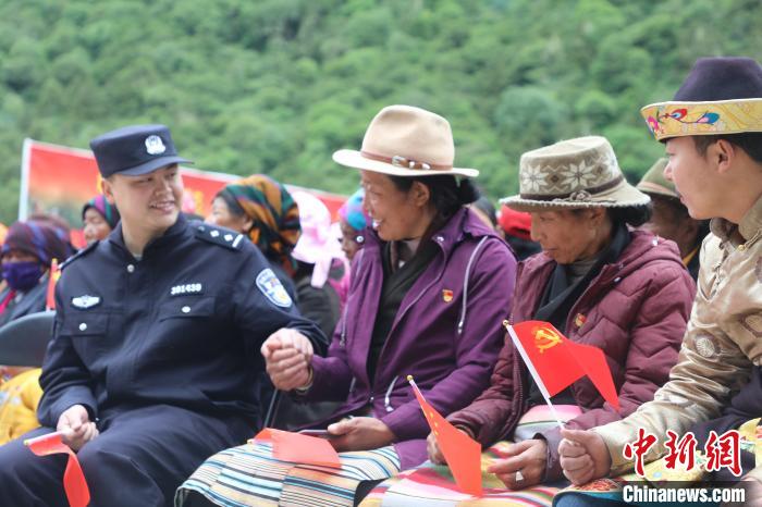 圖為李陽副所長(前排左一)與卓嘎、央宗姐妹共同參加愛國主義教育活動?！〉录?攝