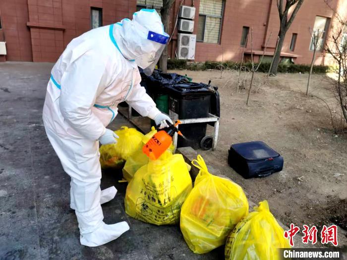 給垃圾做消殺?！¤F西區(qū)委宣傳部 攝