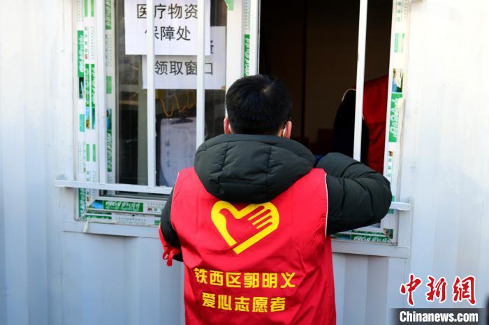 領防護用品?！¤F西區(qū)委宣傳部 攝
