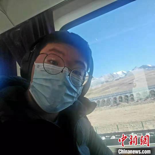 1月8日在西藏那曲開往拉薩火車上?！∈茉L者供圖 攝