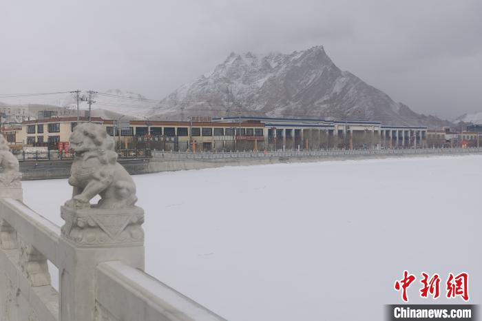 圖為2月5日傍晚時分的西藏阿里獅泉河鎮(zhèn)雪景。　王世才 攝