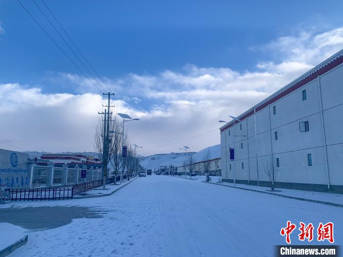 圖為西藏札達縣街道被積雪覆蓋?！娋?攝