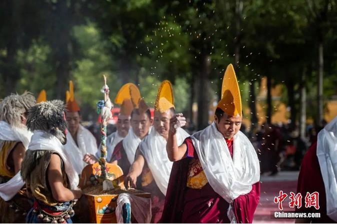 資料圖：扎什倫布寺跳神活動結(jié)束后，僧眾依次拋撒“切瑪”盒中的青稞祈福。<a target='_blank' ><p  align=
