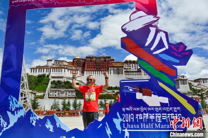資料圖為2019年8月18日，拉薩舉行半程馬拉松賽。　江飛波 攝