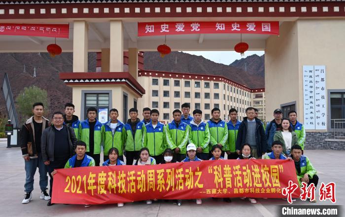 圖為部分師生與宣講團合影。