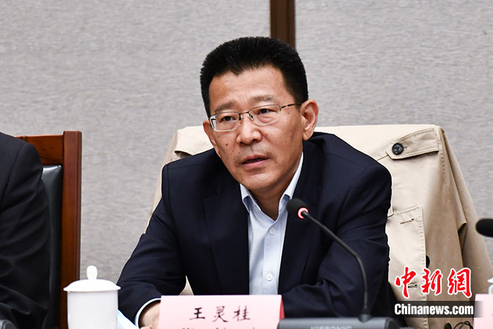 5月16日，由中國社會科學院西藏智庫、中國社會科學院民族學與人類學研究所主辦的第五屆西藏智庫國際論壇在北京舉行。中國社會科學院副院長王靈桂在致辭中表示，今年是西藏和平解放70周年，西藏人民團結(jié)奮斗，把貧窮落后的舊西藏建設成經(jīng)濟發(fā)展、文化繁榮、社會進步、環(huán)境良好、生活幸福的社會主義新西藏，西藏歷史上第一次徹底消滅了絕對貧困，同全國人民一起，西藏各族人民已經(jīng)走進全面建成小康社會的新時代，進入歷史發(fā)展的新坐標。 <a target='_blank' ><p  align=