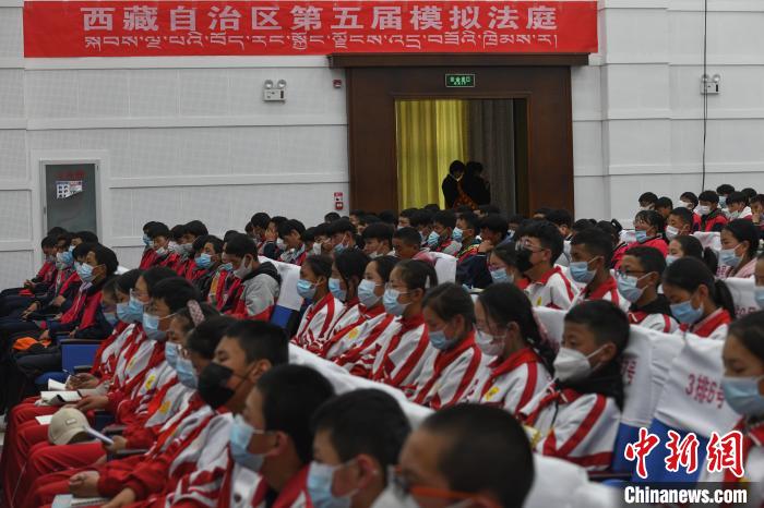 圖為西藏自治區(qū)第五屆模擬法庭現(xiàn)場?！∝暩聛硭?攝