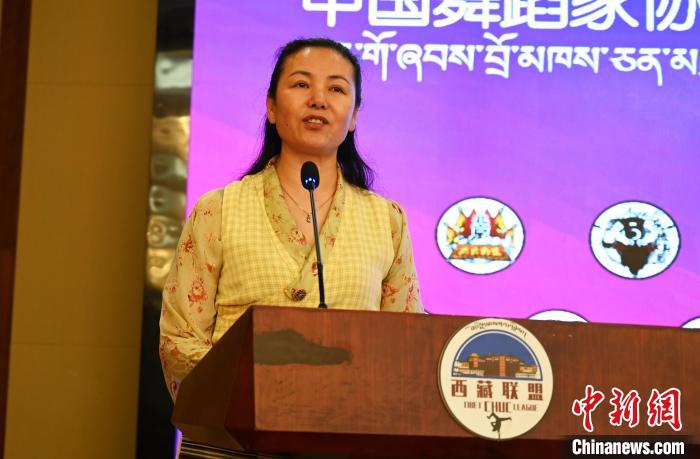 圖為西藏自治區(qū)舞蹈家協(xié)會主席達娃拉姆致辭?！≮w朗 攝