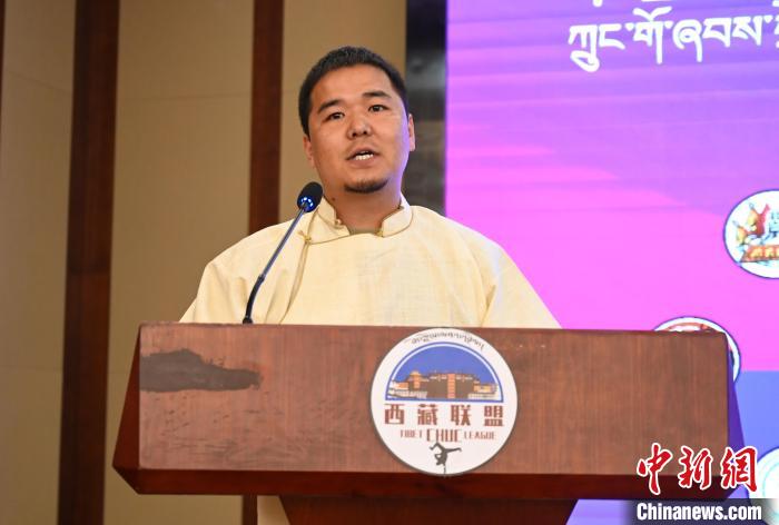 圖為西藏街舞聯(lián)盟常務副主任朗卡旺青致辭?！≮w朗 攝