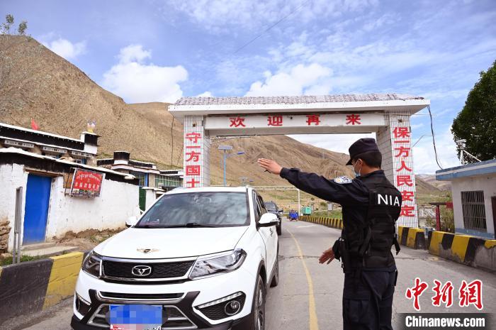 圖為移民管理警察示意司機(jī)停車接受檢查。　趙朗 攝