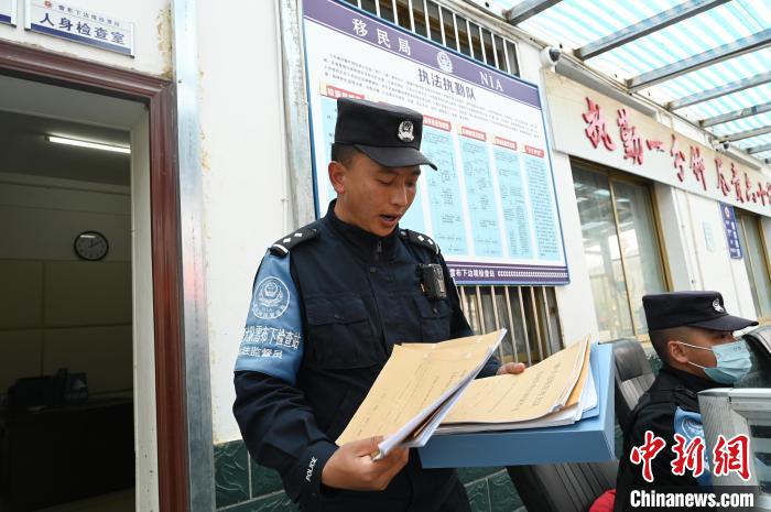 圖為洛桑朗嘎向記者展示卷宗?！≮w朗 攝