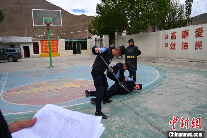 圖為移民管理警察進(jìn)行警務(wù)技能考核?！≮w朗 攝