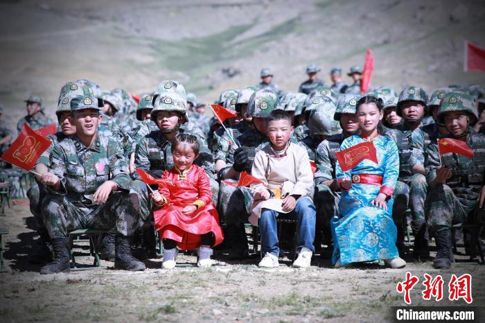 圖為駐地小朋友參加此次活動?！?普布扎西 攝