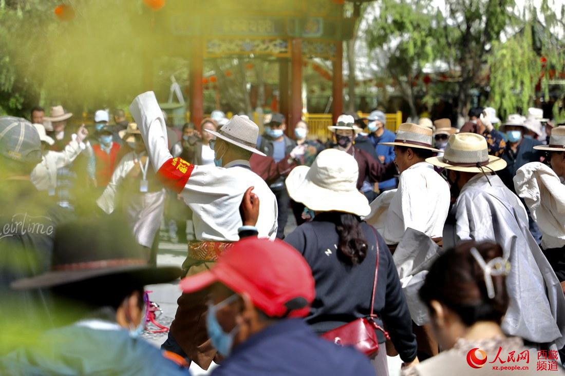 拉薩市民在宗角祿康公園跳鍋莊舞。人民網(wǎng) 次仁羅布攝