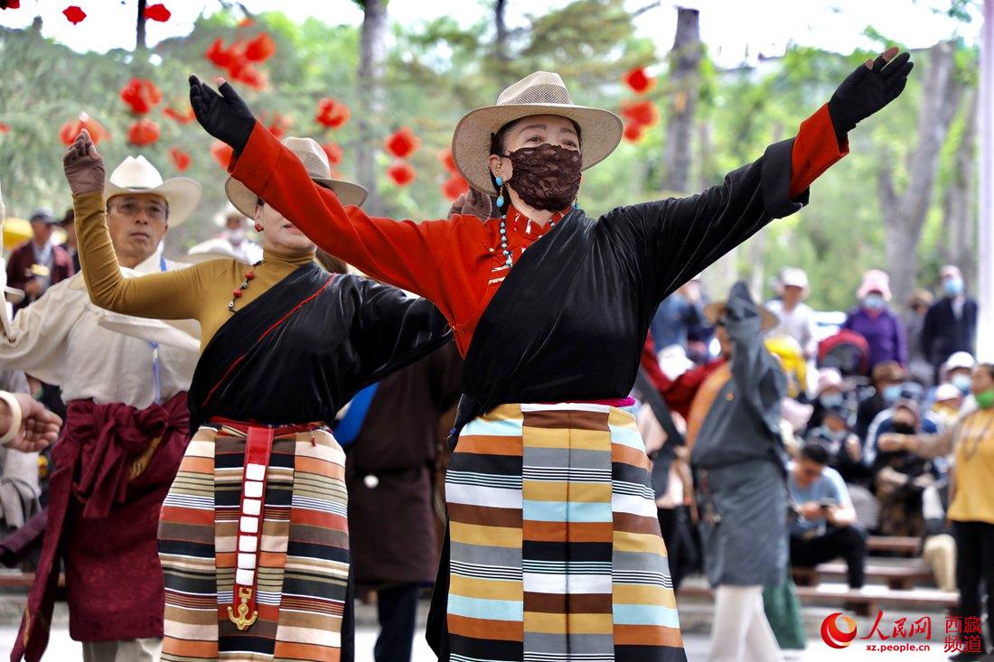 拉薩市民在宗角祿康公園跳鍋莊舞。人民網(wǎng) 次仁羅布攝
