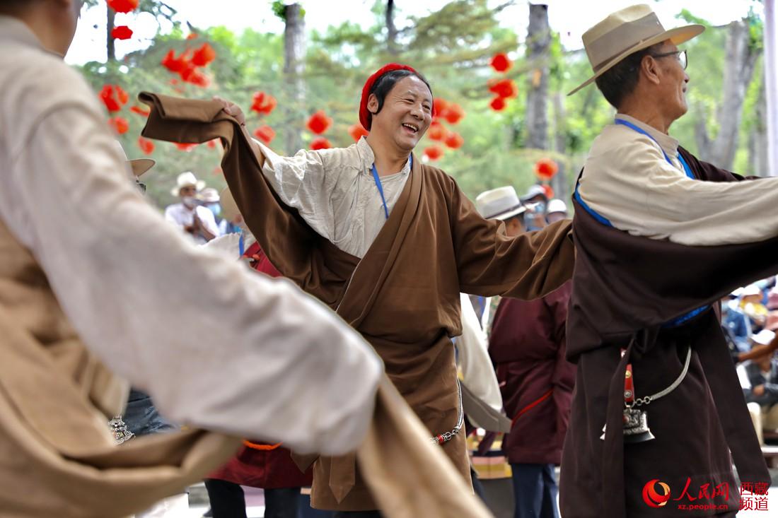拉薩市民在宗角祿康公園跳鍋莊舞。人民網(wǎng) 次仁羅布攝