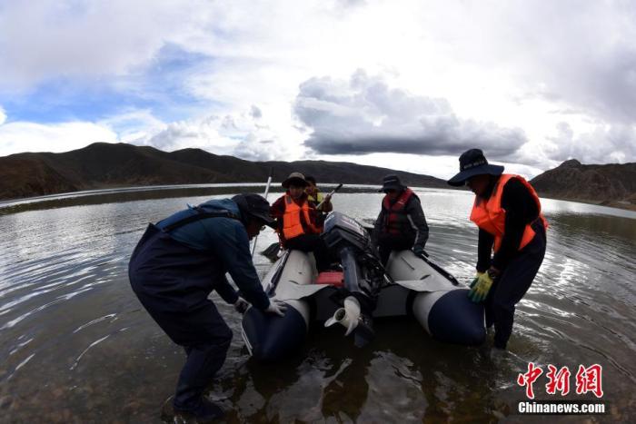 圖為科考隊(duì)員準(zhǔn)備乘快艇前往浪錯湖中心開展科考作業(yè)。 <a target='_blank' ><p  align=
