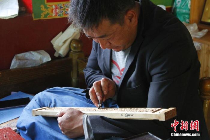 圖為7月14日，普松雕刻技藝傳承人嘎瑪曲扎正在家中進(jìn)行創(chuàng)作。 <a target='_blank' ><p  align=