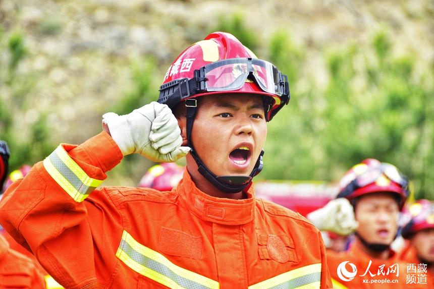 消防指戰(zhàn)員重溫入隊誓詞。人民網(wǎng) 李海霞 攝