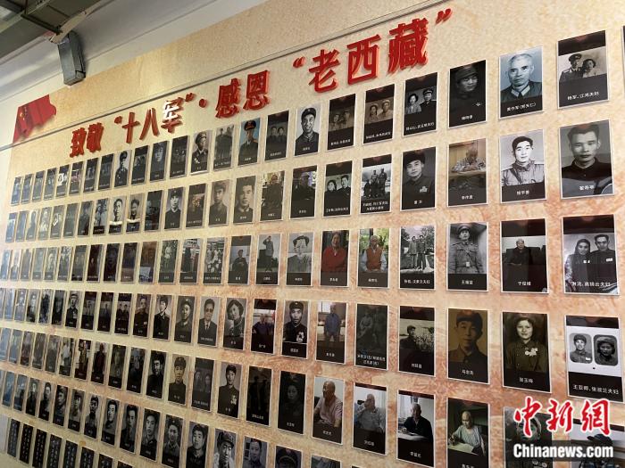 紅樓內的展示墻。彭寧鈴 攝