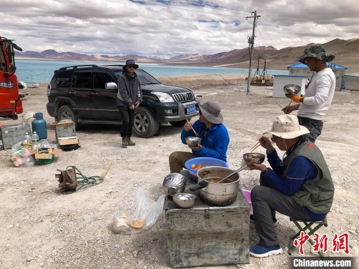在“世界屋脊”上作業(yè)，中國科考隊員衣、食、住、行有何特色？