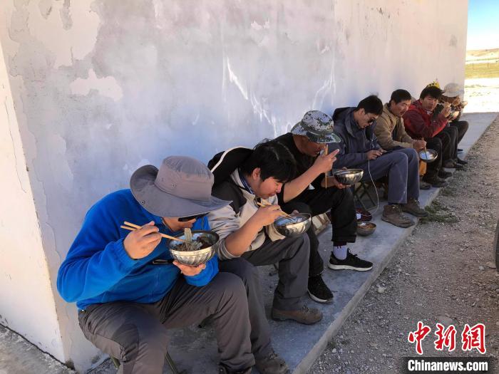 科考隊員在高原湖泊岸邊進餐?！?lt;a target='_blank' ><p  align=