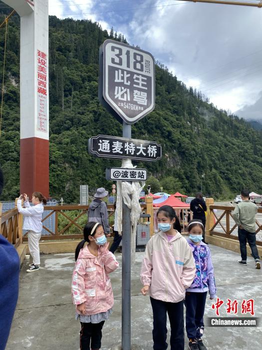 游人在通麥特大橋拍照打卡。彭寧鈴 攝