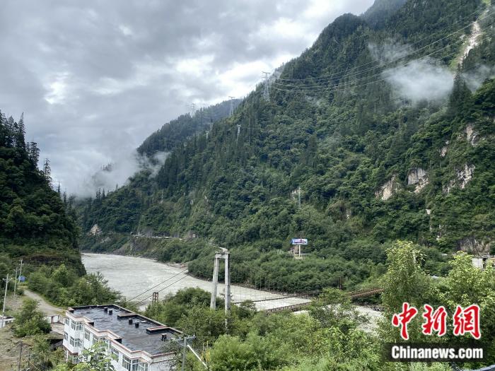 險山急流中的兩座橋。彭寧鈴 攝