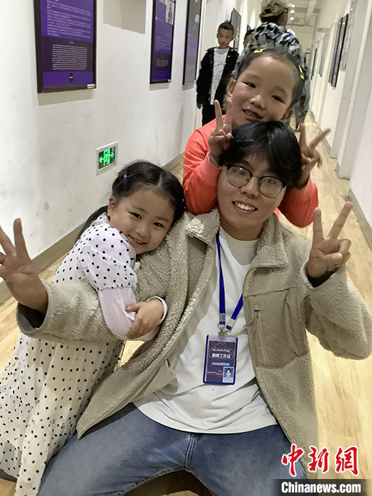 “Z世代”旦真旺加認(rèn)為，拉薩是一座開放與包容的城市，記憶中的拉薩是彩色的。2021年，旦真旺加從浙江大學(xué)漢語言文學(xué)專業(yè)畢業(yè)后，他選擇回到拉薩，成為一名漢語文實習(xí)助教。圖為8月4日，旦真旺加在課間陪學(xué)生玩耍。 <a target='_blank' ><p  align=