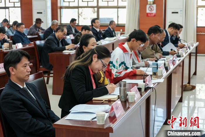 圖為8月10日座談會現場，左一為歸國定居藏胞晉美次旦。　江飛波 攝