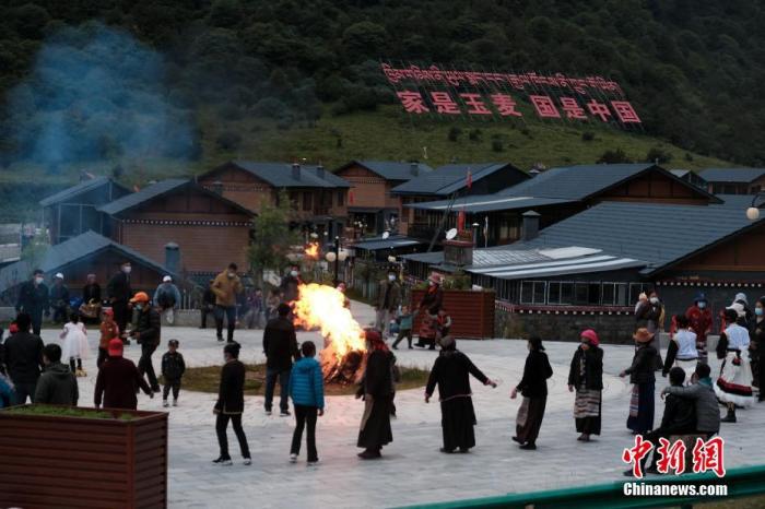 圖為8月5日，玉麥鄉(xiāng)民眾在鄉(xiāng)里跳鍋莊舞，從前的“三人鄉(xiāng)”熱鬧起來了。 <a target='_blank' ></p><p  align=
