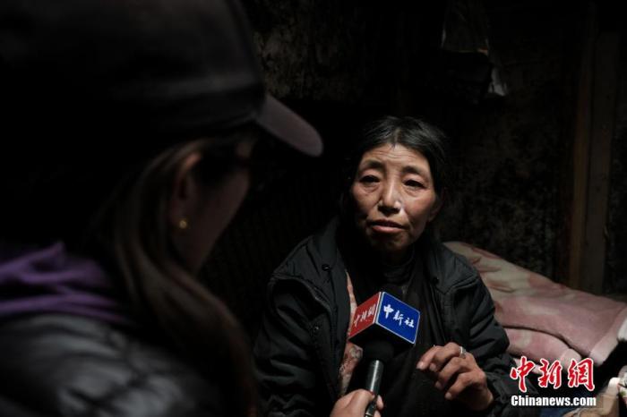 圖為8月6日，卓嘎在牧場小屋內(nèi)接受<a target='_blank' ></p><p  align=
