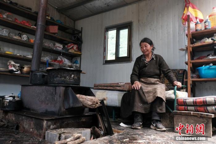 圖為8月6日，“玉麥姐妹”央宗在自家牧場放牧點的小屋里，她傳承了父親的生活習慣，喜歡待在牧場。 <a target='_blank' ></p><p  align=