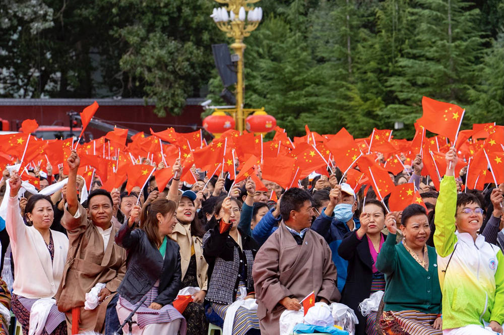 8月19日10時(shí)，慶祝西藏和平解放70周年大會(huì)在拉薩市布達(dá)拉宮廣場隆重舉行。徐馭堯 攝
