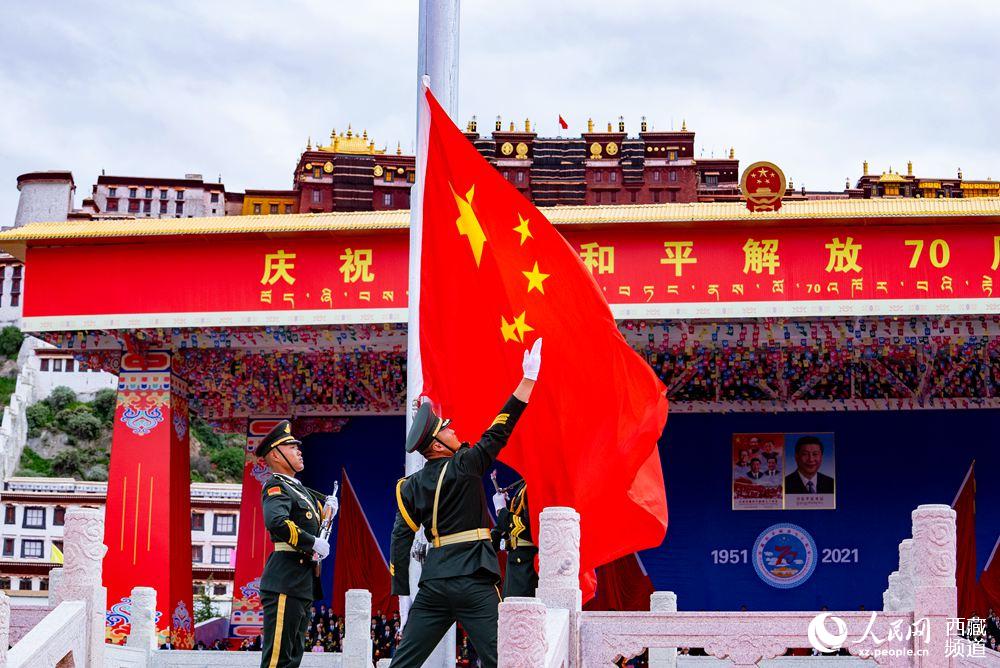 8月19日10時(shí)，慶祝西藏和平解放70周年大會(huì)在拉薩市布達(dá)拉宮廣場隆重舉行。這是大會(huì)舉行升旗儀式。徐馭堯 攝