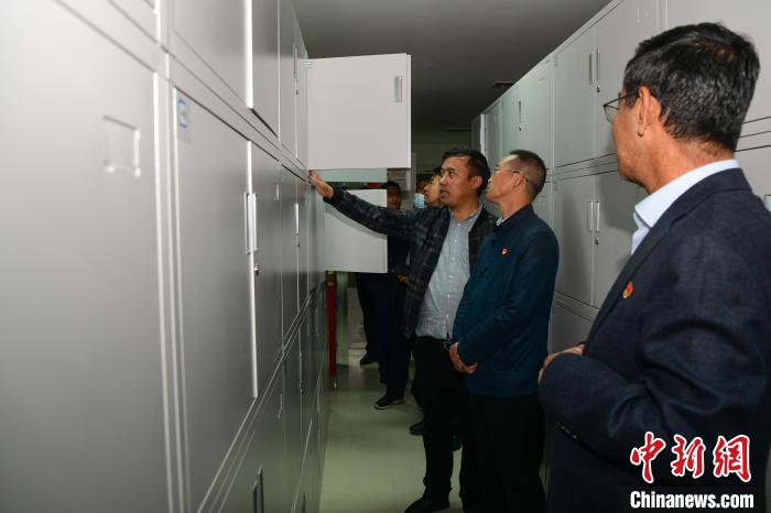 圖為參加西藏三大重點文物保護維修工程檔案移交進館儀式人員參觀拉薩市檔案館?！∝暩聛硭?攝