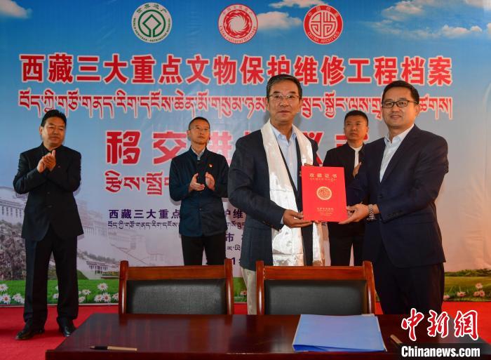 圖為西藏三大重點文物保護維修工程檔案移交進館儀式現(xiàn)場?！∝暩聛硭?攝