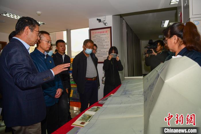 圖為參加西藏三大重點文物保護維修工程檔案移交進館儀式人員參觀布達拉宮手繪圖紙?！∝暩聛硭?攝