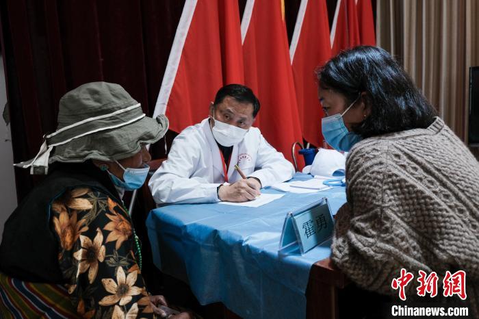 北京大學(xué)第一醫(yī)院教授、主任醫(yī)師霍勇在義診現(xiàn)場(chǎng)接診?！〗w波 攝
